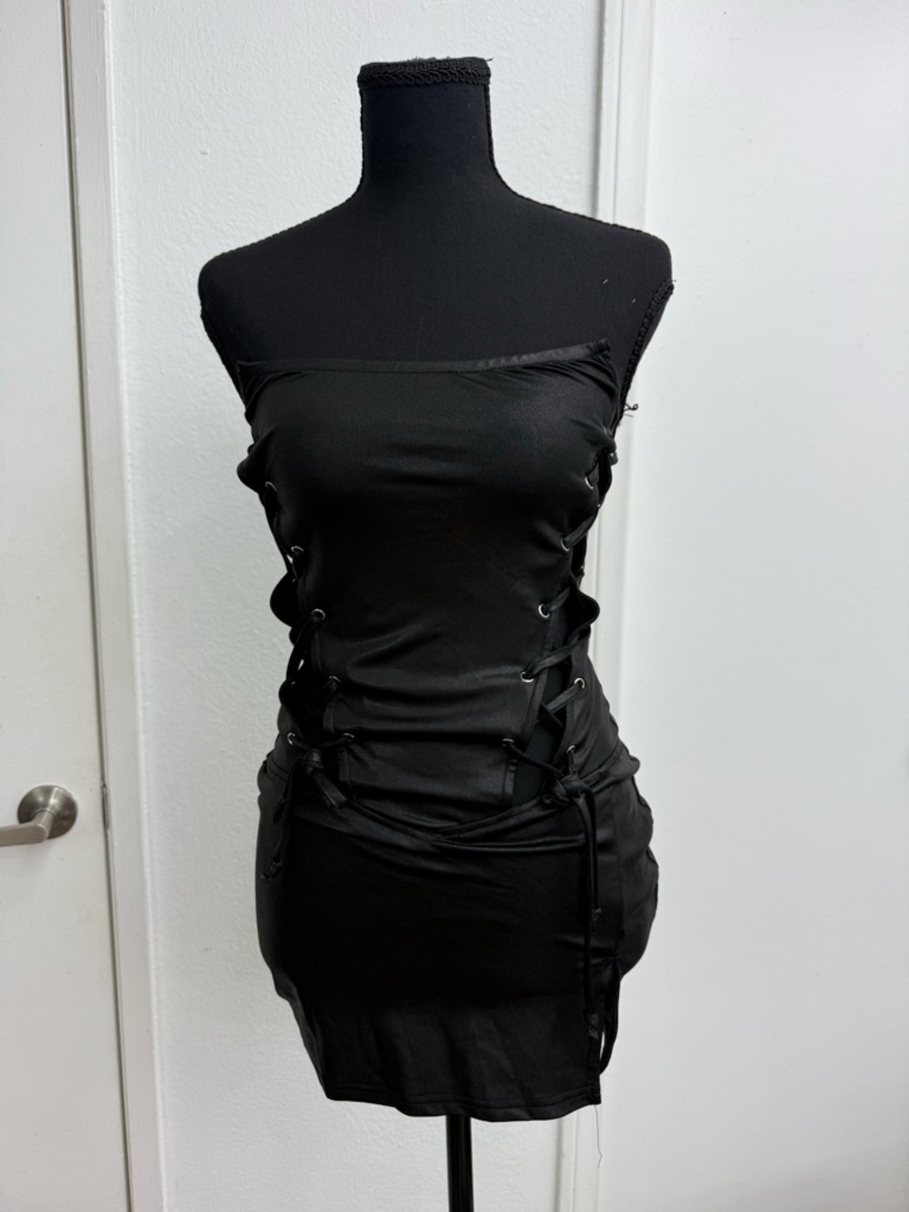 Women's Black Lace-Up Strapless Bodycon Dress